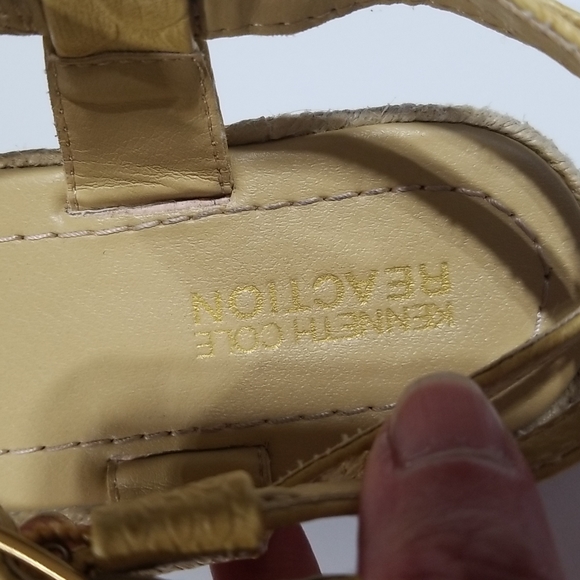 KENNETH COLE REACTION Squared Away Yellow Thong Sandals - Picture 2 of 11